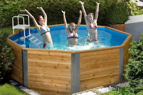 Drei Personen im aufstellbaren Pool